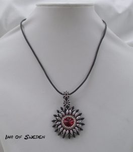 Vacker röd Swarovski som jag infattat med läderrem. Design Wendy Speare. 495kr