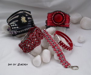Högst upp två Shiboriarmband 1.495kr/st. Fram vänster, rött&grått läder med lås i form av fjäril 395kr, mitten sytt 395kr, höger mocka med lås i stark magnet 249kr