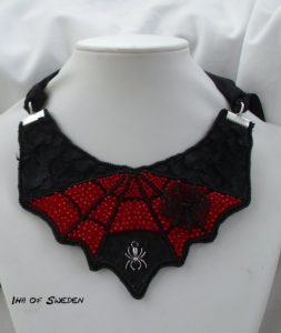 Temat var: Superhjältar, gjorde ett Spiderman med svart fiskskinn, broderade i rött och svart samt trädde ett spindelnät i wire.